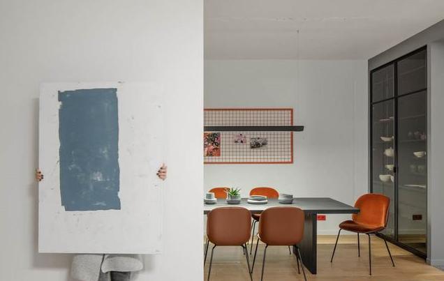 她将两套房子里头打通，客厅大到可以“踢足球”，网友：太豪气了