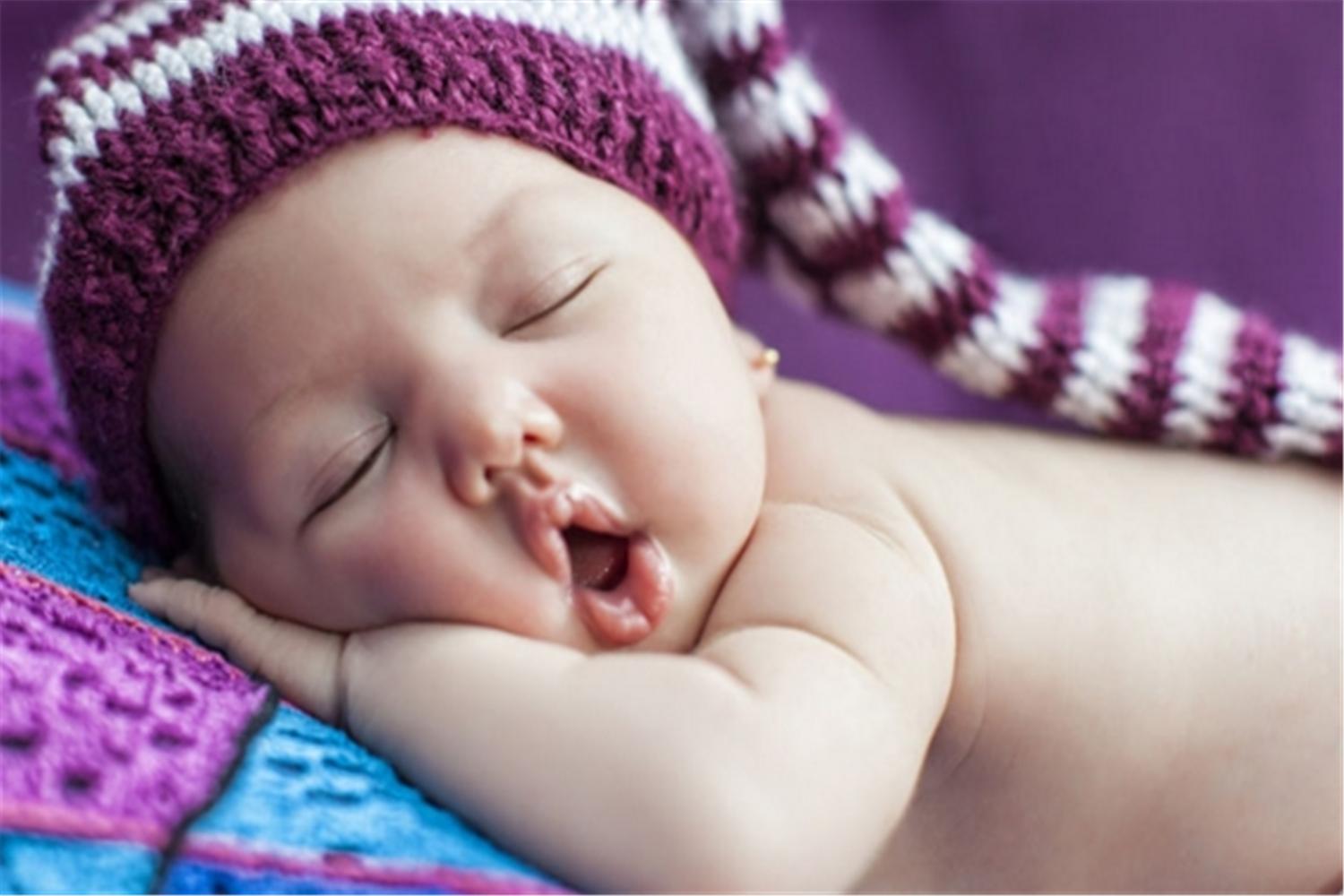 宝宝每天睡到半夜就醒了,宝宝每天晚上睡两小时就醒