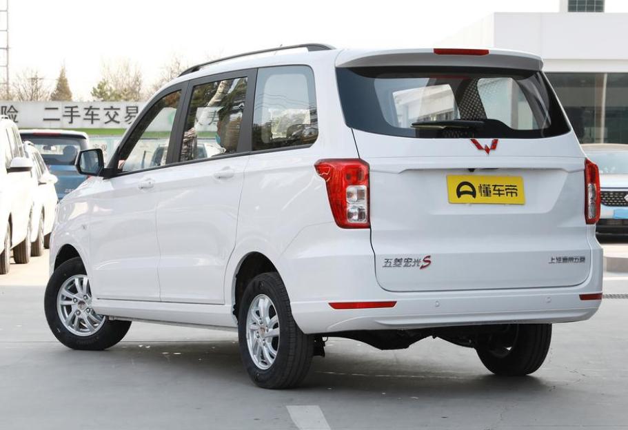 五菱宏光神车拉人,既能载人又能拉货的五菱车