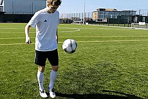 初学者足球颠球教学视频,单脚足球颠球教学初学者