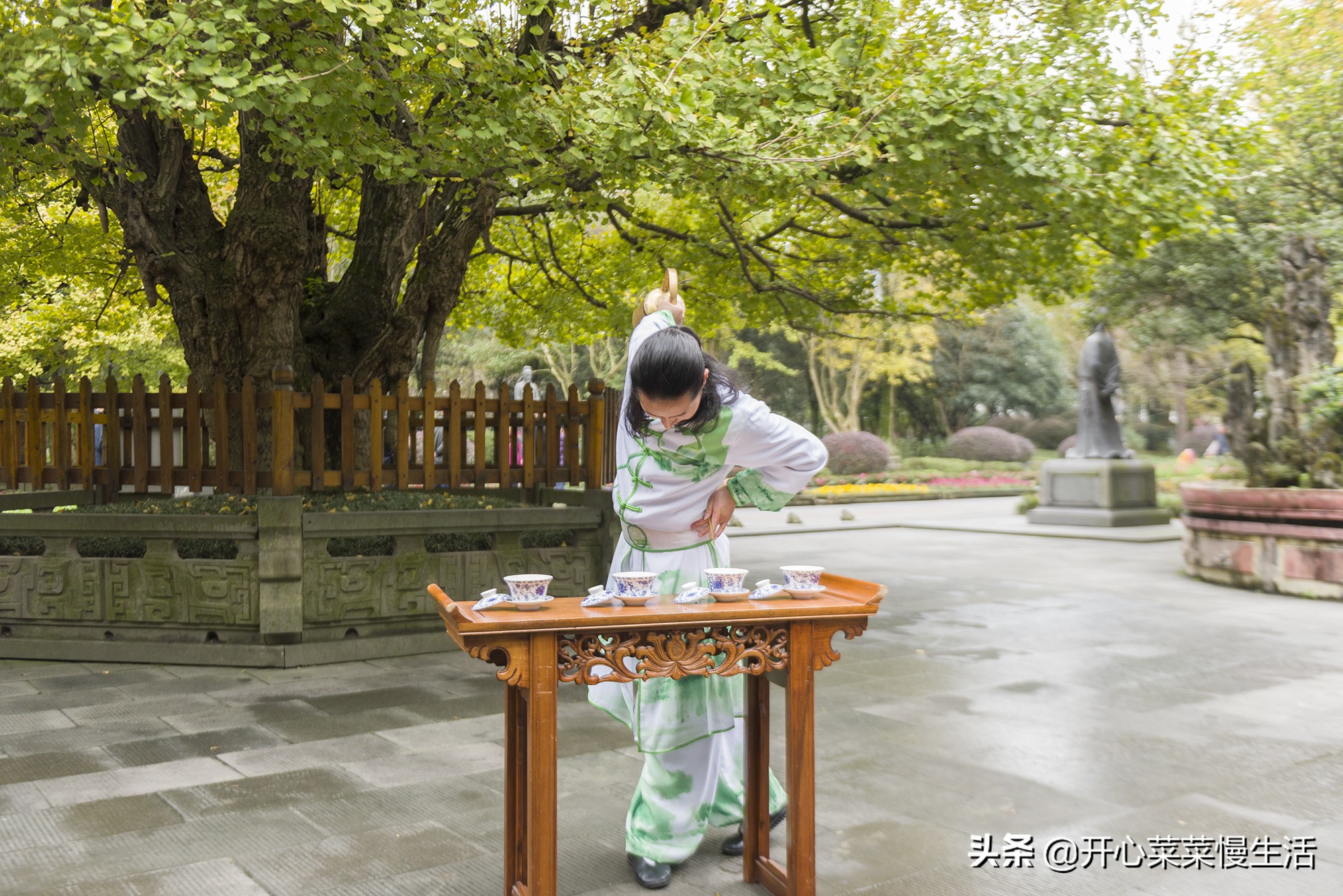 小伙喝茶技术技惊四座,小伙挑水十年练绝技