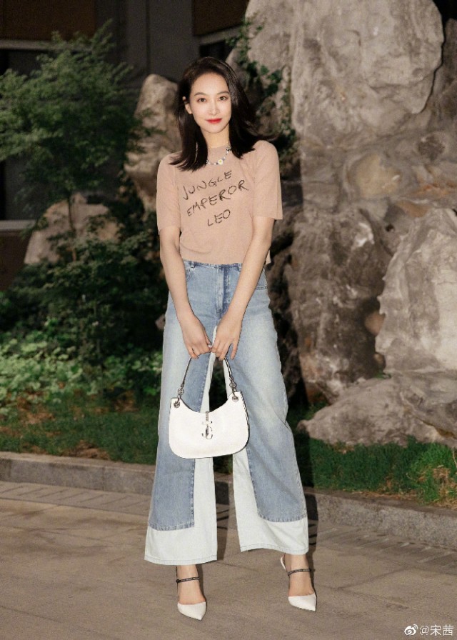 pyoapple夏日清爽穿搭,中国女明星在海滩上穿夏日装