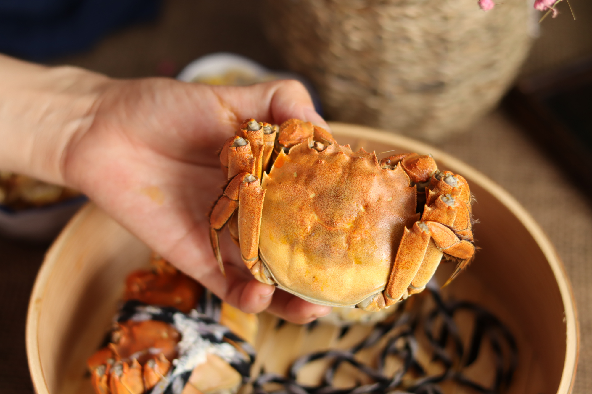 螃蟹用凉水蒸还是热水蒸,螃蟹蒸几分钟正好