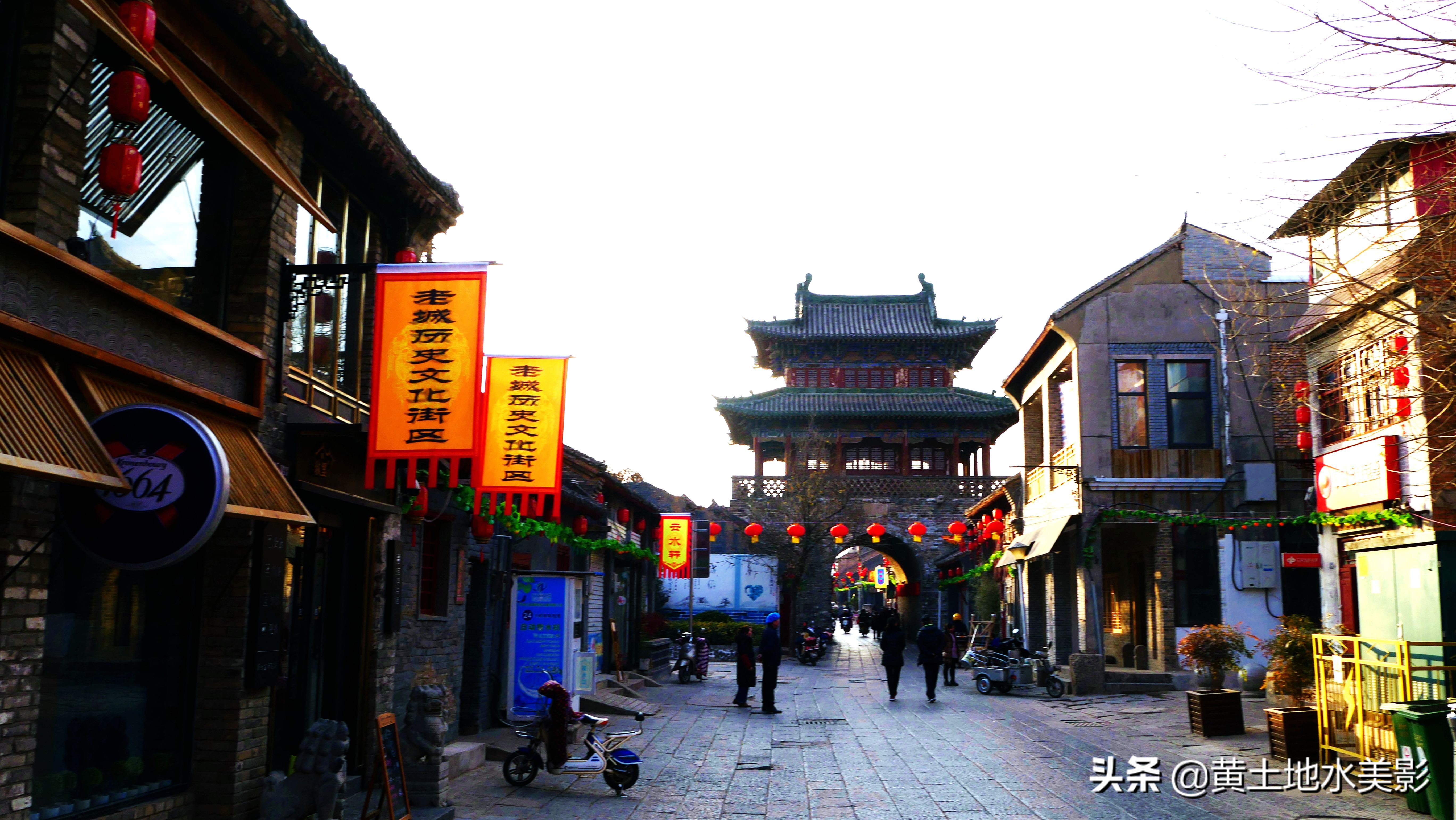 一群鸽子绕鼓楼盘旋,一家老外吃在洛阳,漫步在洛阳老城的街上