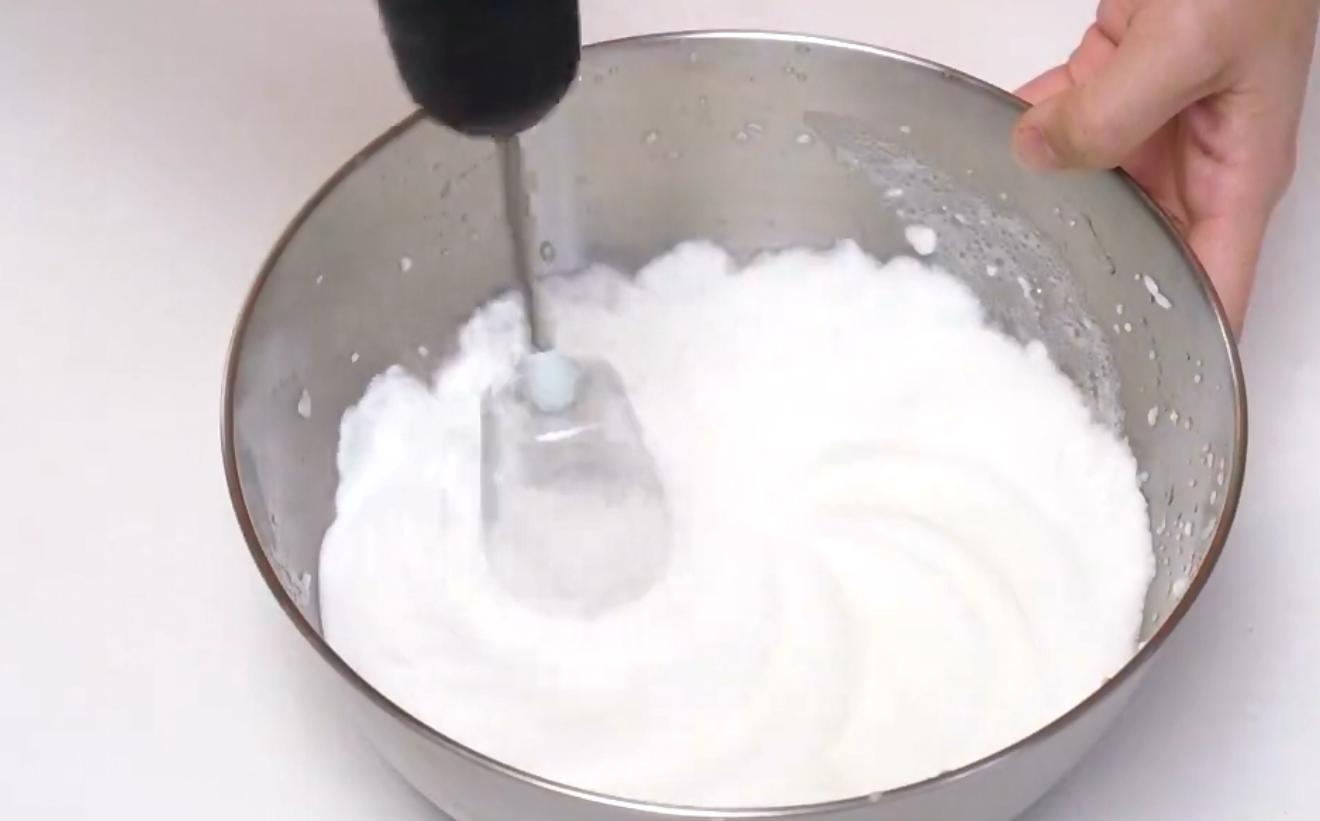 电动打蛋器打蛋不费力太好用了,打蛋器不用买用塑料瓶做