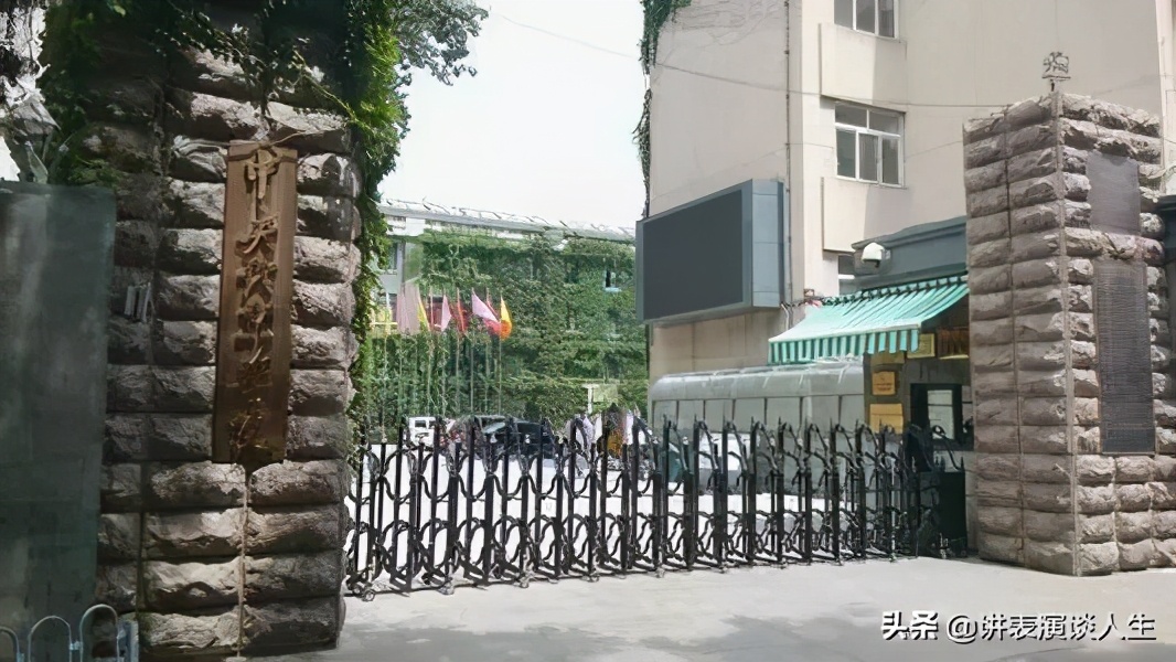 怎么才可以当一名美术老师,毕业后想当老师有什么条件