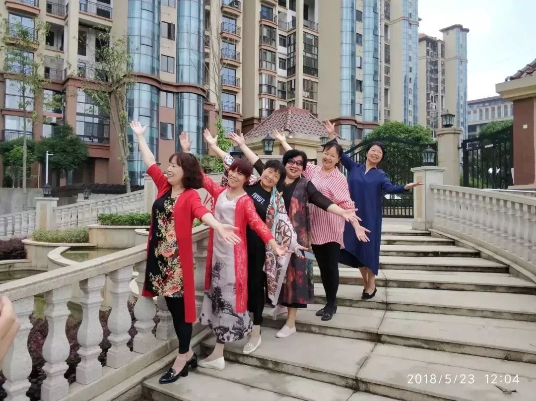 中国大妈拍照十大姿势抖音,中国大妈丝巾拍照姿势