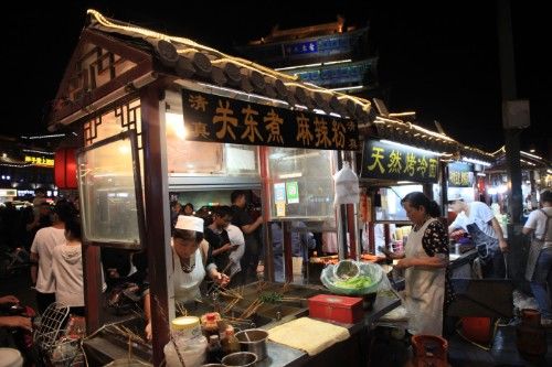 这座城以夜市美食闻名,传承千年彻夜灯火,通明人山人海