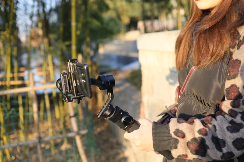 手持稳定器手机和运动相机一体,兼容手机和运动相机的稳定器