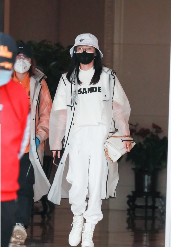 秦岚时尚感太强了，把自己包的密不透风，防疫与时尚两不误