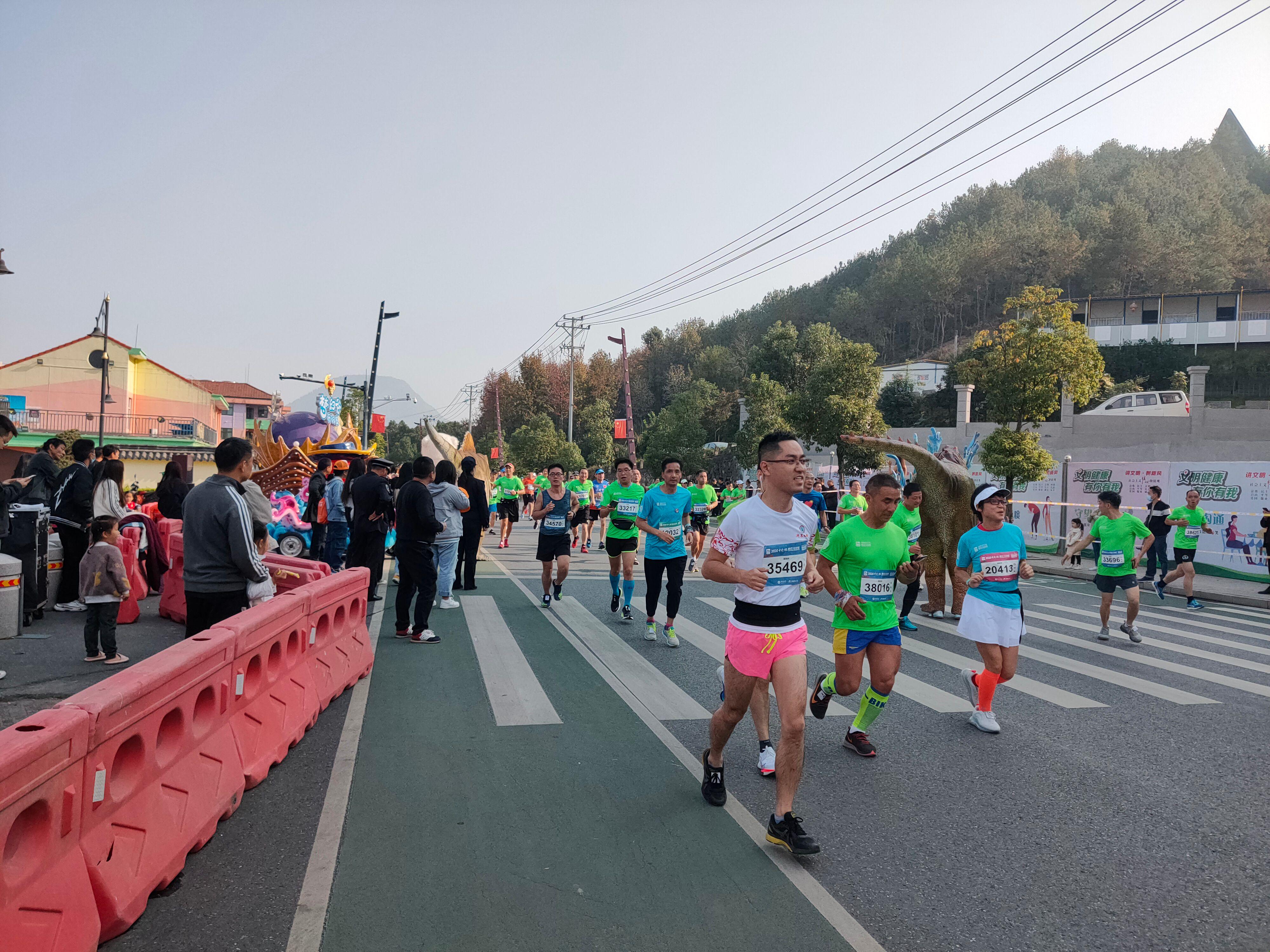 首个全马2022年超燃视频,横店马拉松2023全马颁奖直播