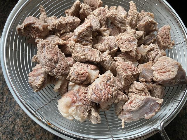 番茄土豆炖牛肉怎么做好吃又烂,土豆番茄牛肉片的家常做法