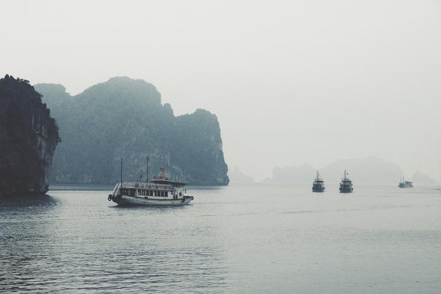 这里虽然风景如画人们生活的却很凄惨没日没夜的追着大船讨生活