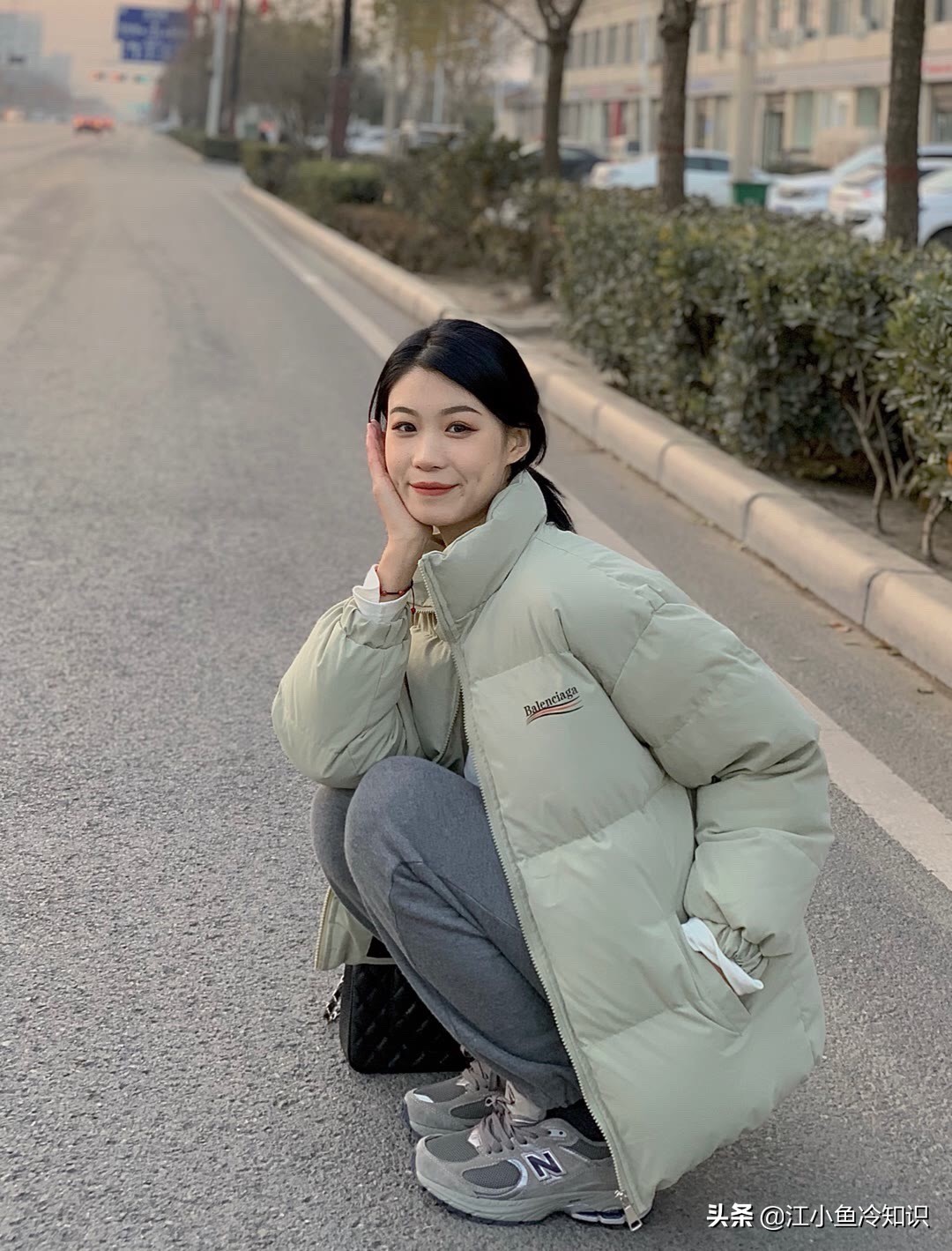 巴黎世家新出淡绿色羽绒服➕NB2002r冬天这么穿太绝美了