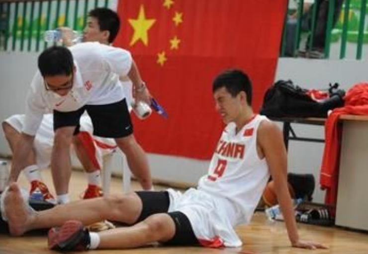 打篮球崴脚脱鞋捏脚,打篮球怎么避免崴脚