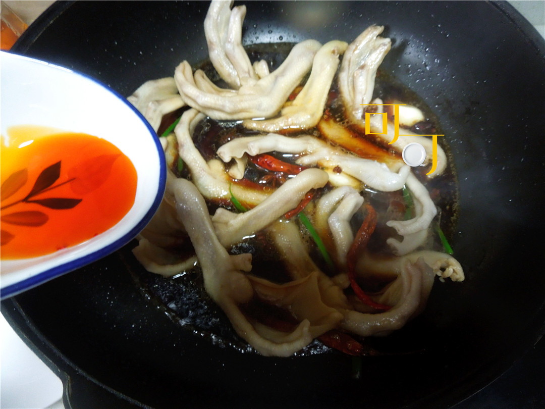 香辣爽口的鸭掌啃上一口停不下来,香辣卤鸭掌的做法