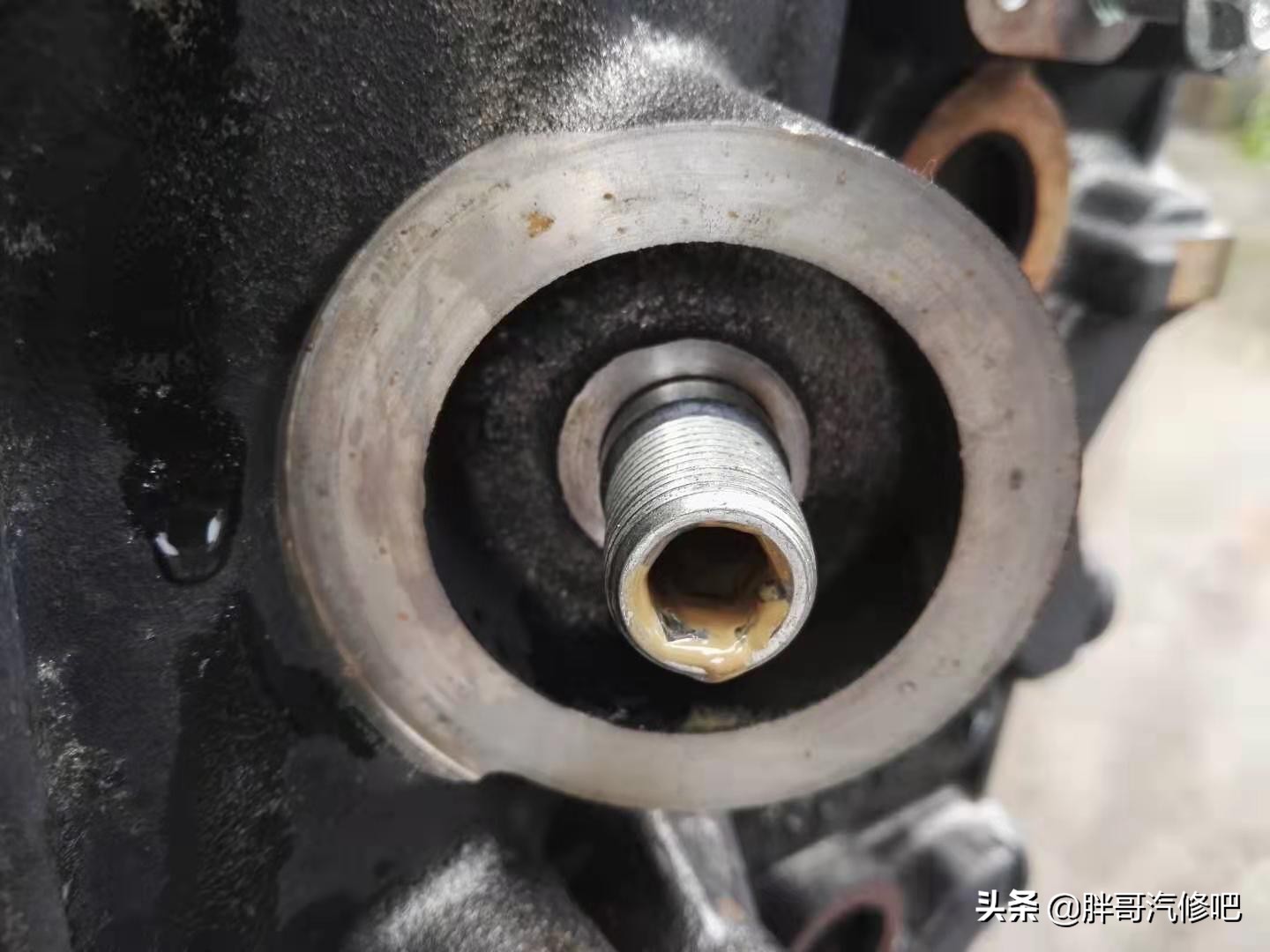 五菱宏光1.2机油少咋回事啊,五菱宏光1.2发动机机油孔在哪里