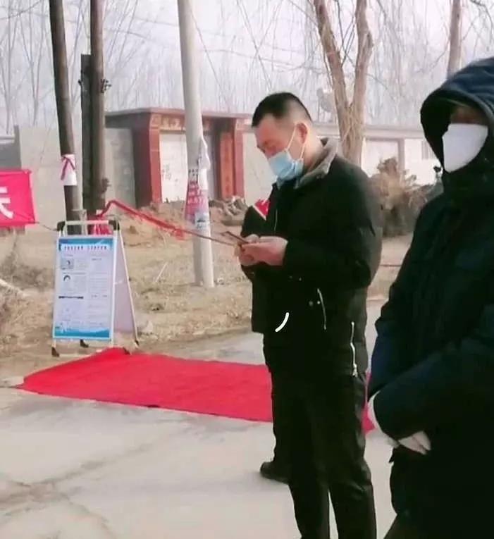 抗疫战斗党旗飘扬,抗击疫情坚守岗位的报道