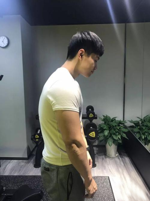 怎么改变塌肩圆肩,穿太多衣服好吗