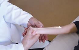 宝宝打嗝儿，亲手推拿宽胸理气、降逆止呃疗效好