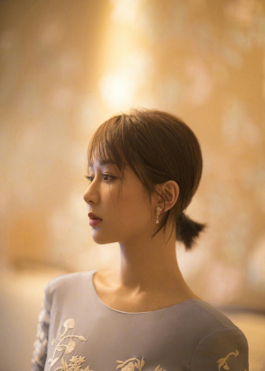 发际线靠前怎么披头发好看,发际线在前怎么扎头发