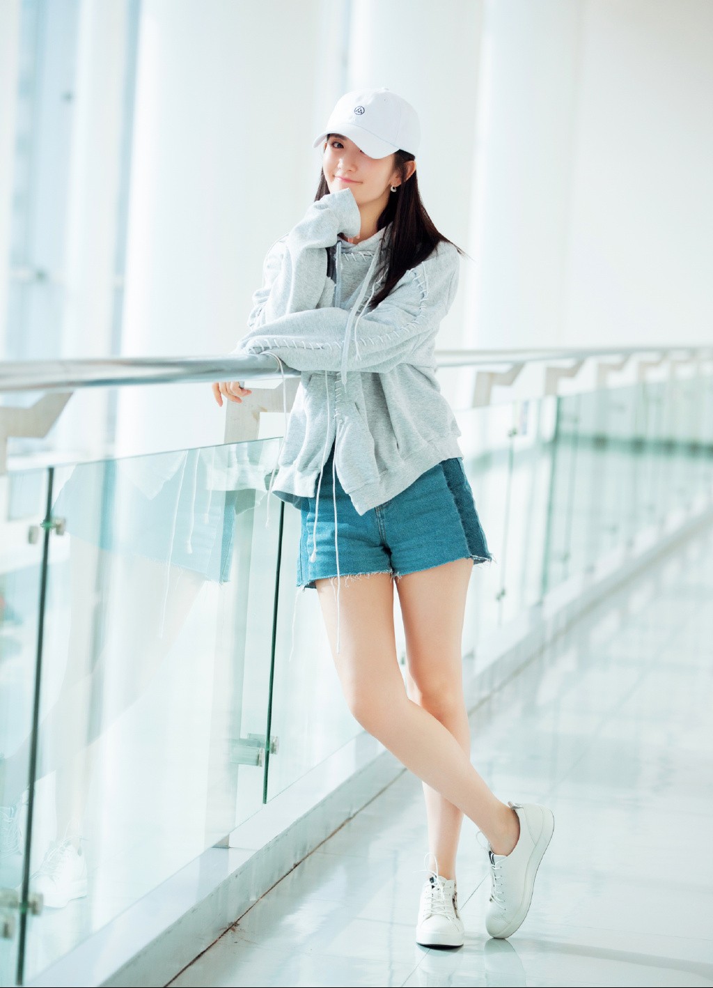 谢娜哪像生过双胞胎的人，38岁穿樱桃外套扎丸子头，俏皮感十足