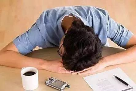 手麻要警惕左手麻木,手臂酸胀手指发麻警惕四种病