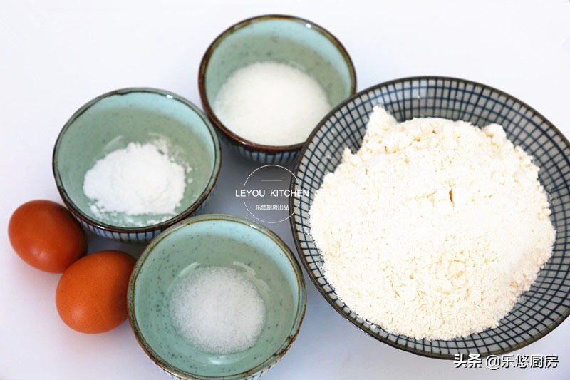 牛奶鸡蛋麻花的家常做法酥脆松软,面粉炸软麻花最简单做法