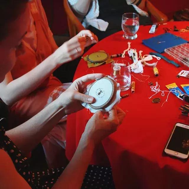 当一个程序员迷上了刺绣，就算手骨折了也无法阻止她……