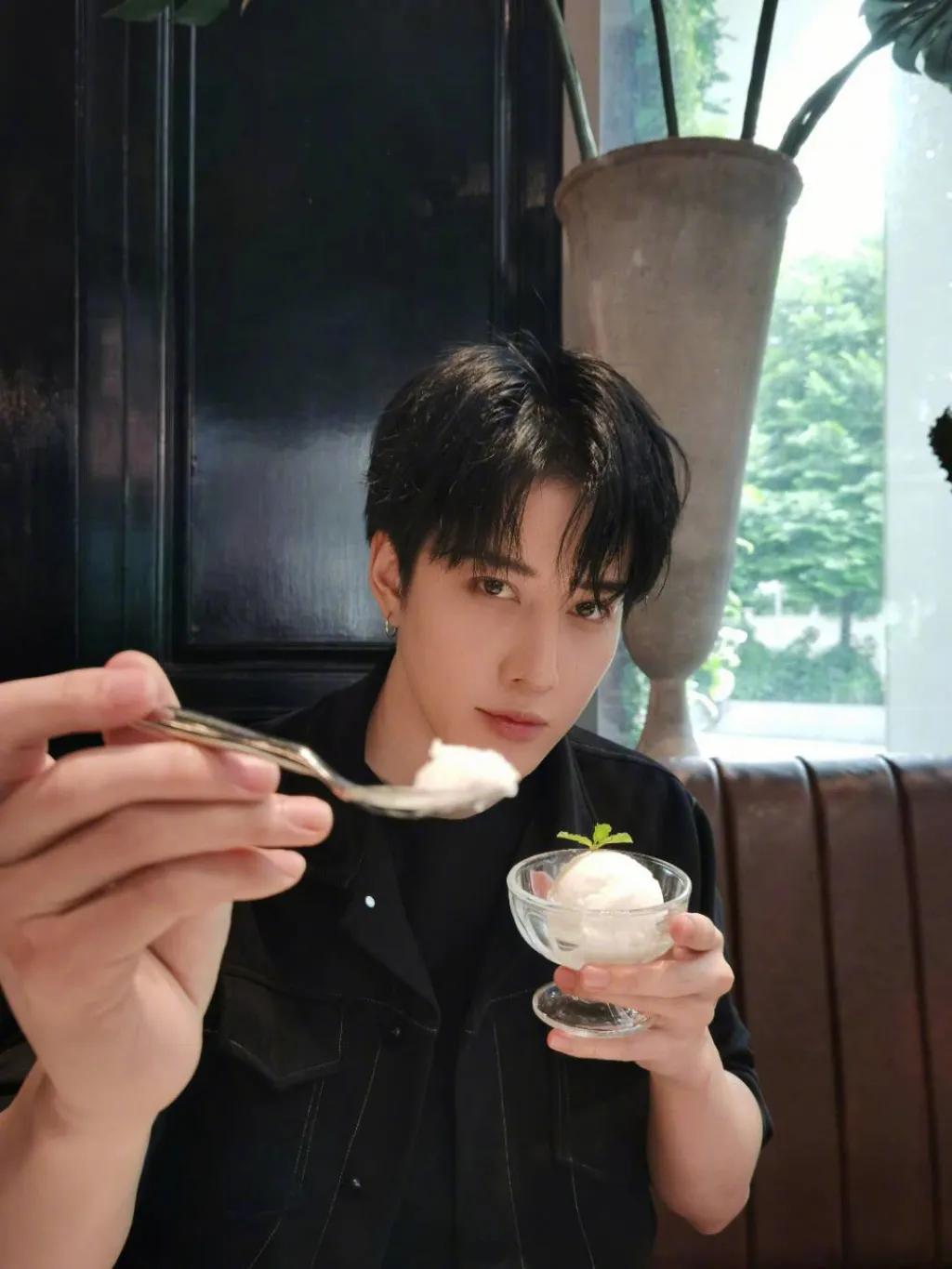 还在追韩系fashion？我已经掉入了泰妹Lisa的坑