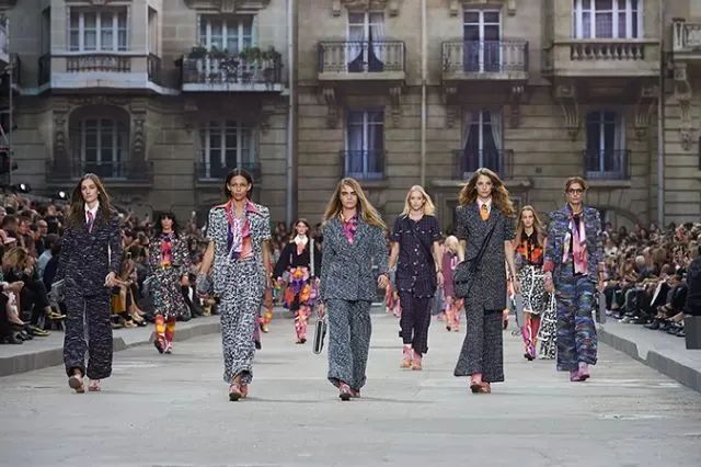 颠覆传统设计的时装秀,让你惊艳的时装秀场布置