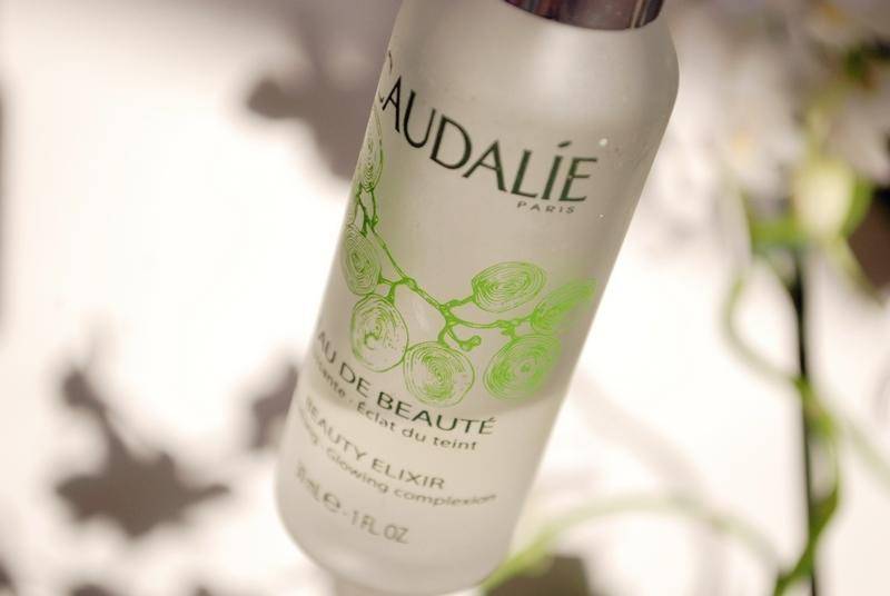 如何在夏天化个清爽的妆,你的夏日不脱妆小诀窍已经抵达