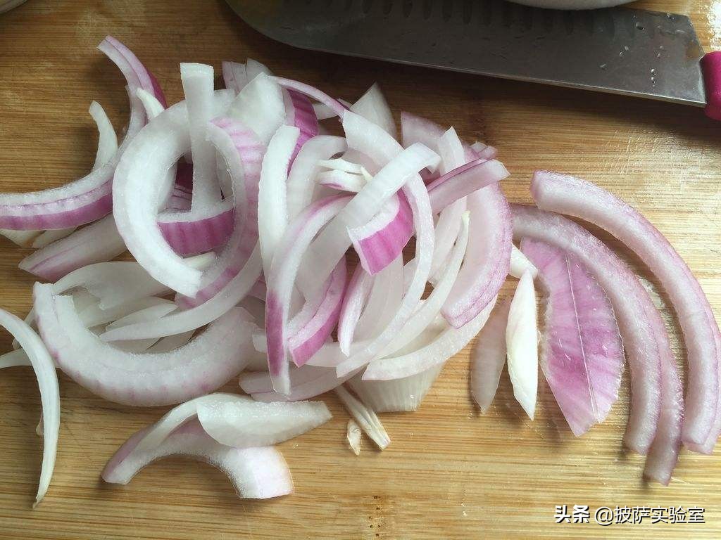 披萨撒料手法技巧演示,披萨顶料