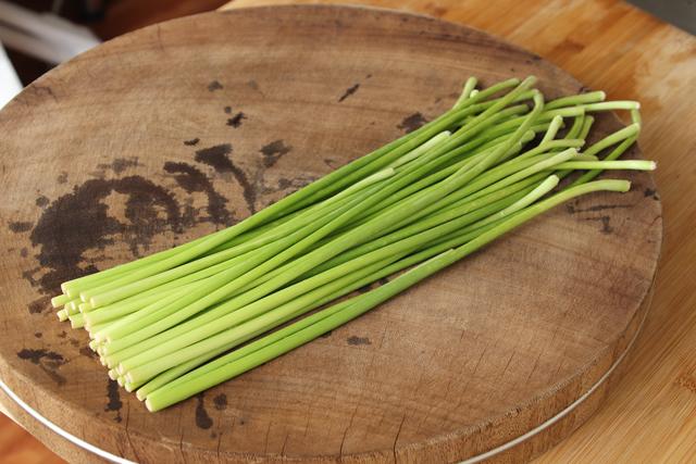 炒蒜苔最简单的做法视频,腊肉炒蒜苔蒜苔到底要不要焯水