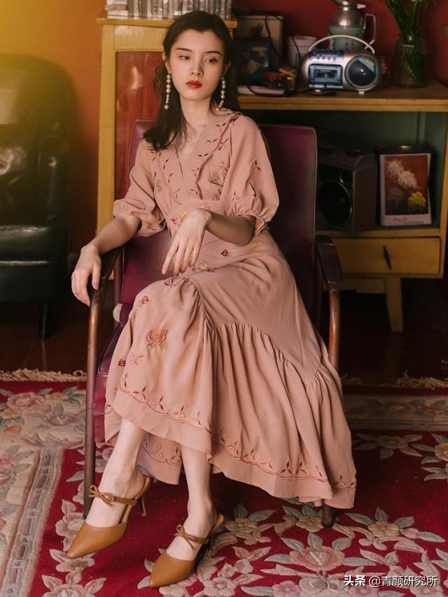 高腰梨形裙杨幂,镂空花朵裙杨幂穿搭