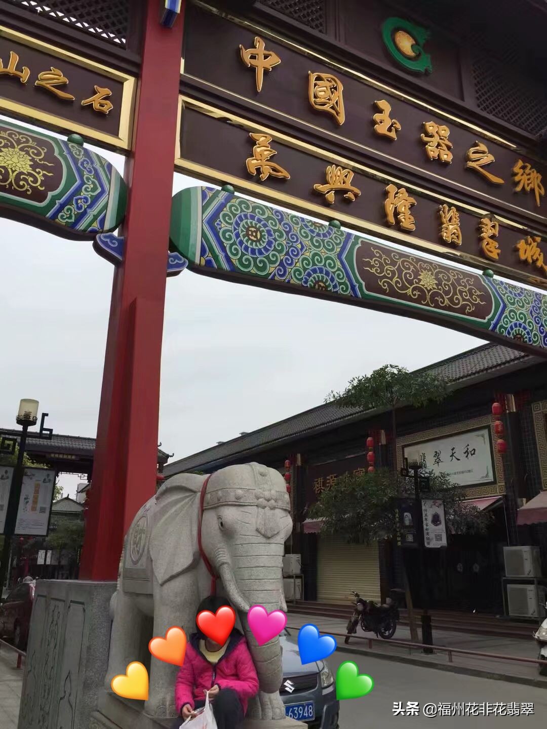 熊孩子把翡翠弄到一地,熊孩子扯翻一桌翡翠损失十几万