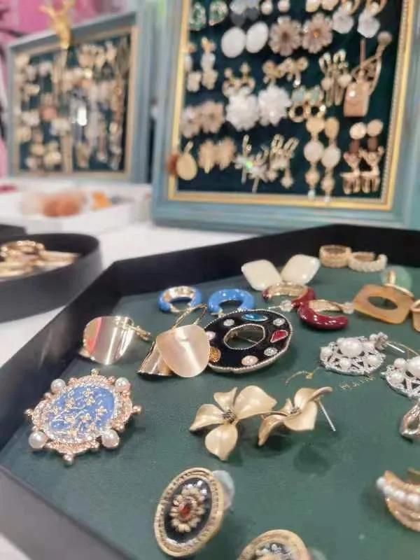 为什么古驰比香奈儿便宜,gucci和香奈儿哪个更高档