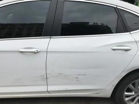 车停在小区被别人刮了,车停小区里被人撞了