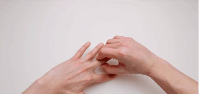 戒指卡住手指肿了怎么取下来,戒指卡住了怎么办小妙招