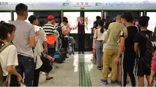 地铁站务员上班真实工作情况,北京地铁站务员的一天