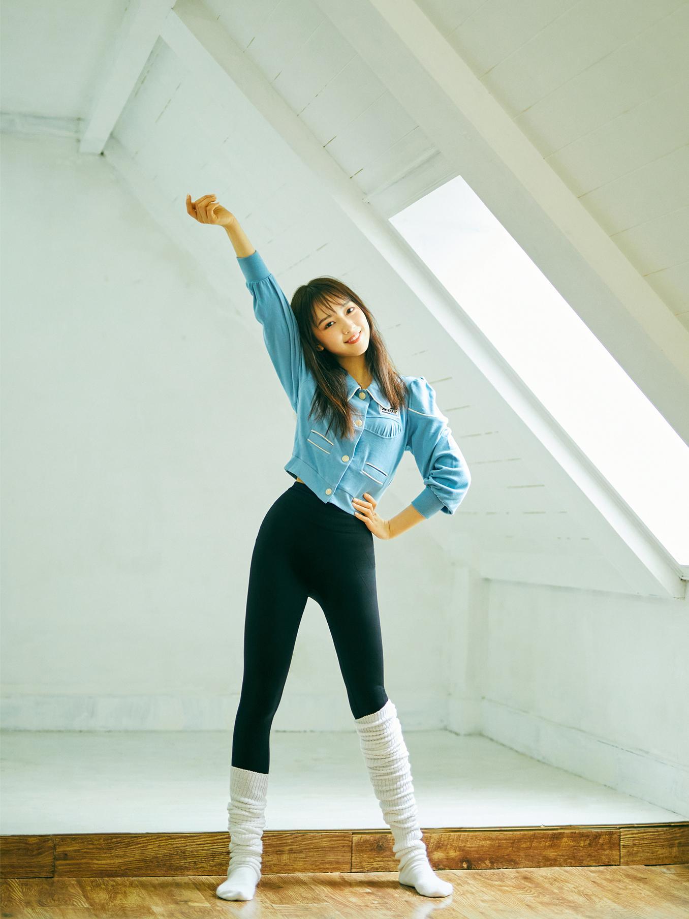 baby穿阔版西装秀蛮腰,baby黑西装造型气场全开