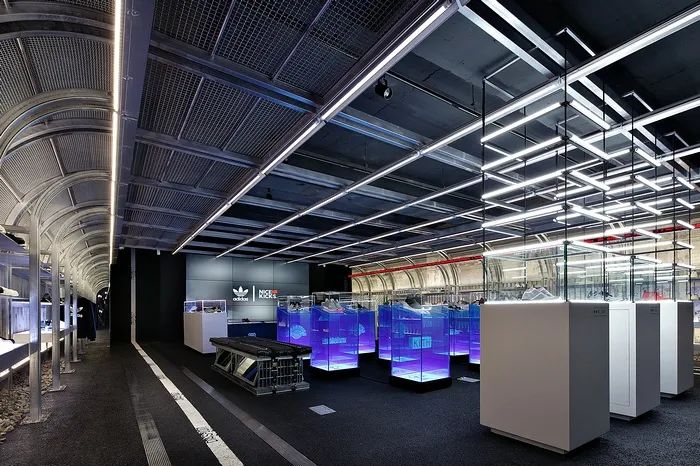 阿迪达斯专柜展示设计分析,阿迪达斯商业设计