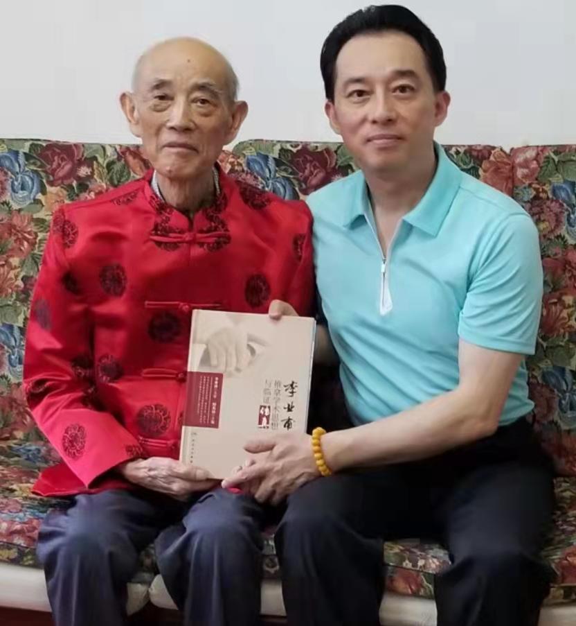 刘晓鸿博士看望恩师九十岁国医大师李业甫、师母白效曼夫妇