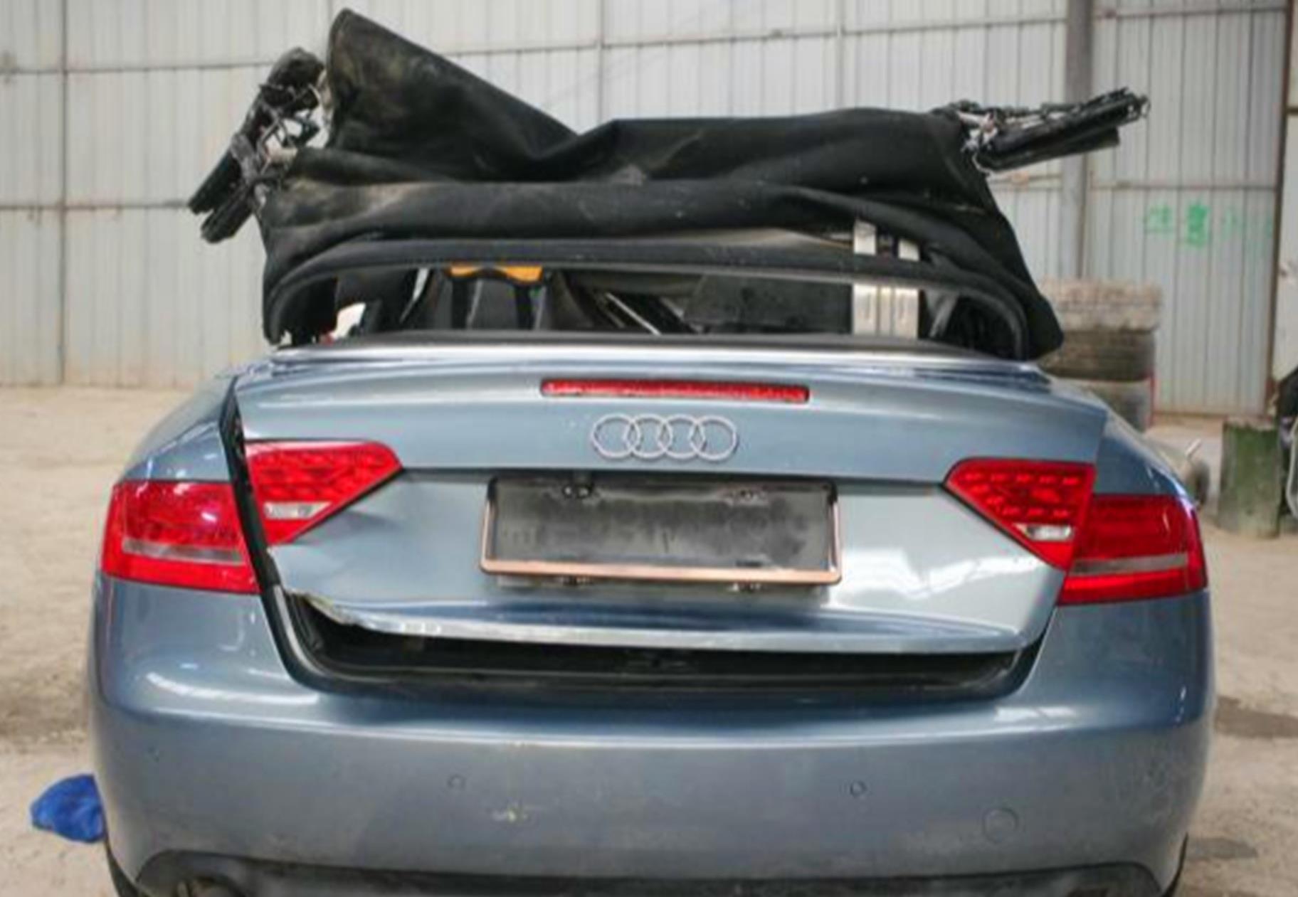 小伙花8万给妻子买辆敞篷奥迪A5，当妻子看见车后却建议了离婚