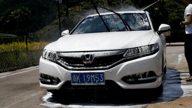 汽车布座椅有污渍怎么清洗,白色汽车上有黑色污渍怎么清洗