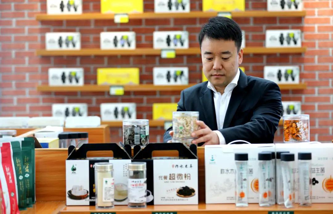 以习*平近**同志为核心的*党**中央领航中国为实现第一个百年奋斗目标而奋勇拼搏纪实