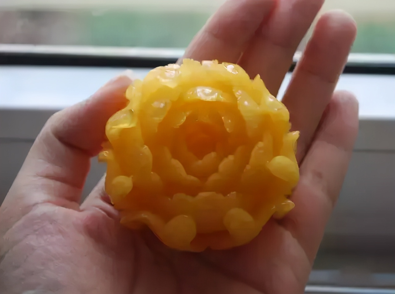 蜜蜡质感温润,蜜蜡的独特之美