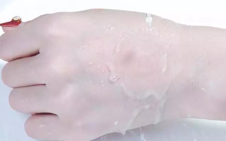 泰国防晒界“黑马”出击，每天一喷，28天白成一道光，越晒越美丽