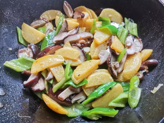 香菇和土豆能做出什么饭没有肉,土豆和香菇做法家常菜