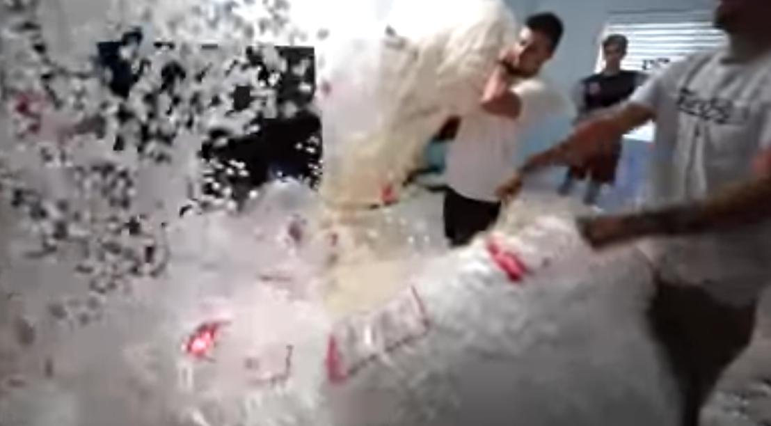 用100万个海洋球填满房间,50万个海洋球装在房间